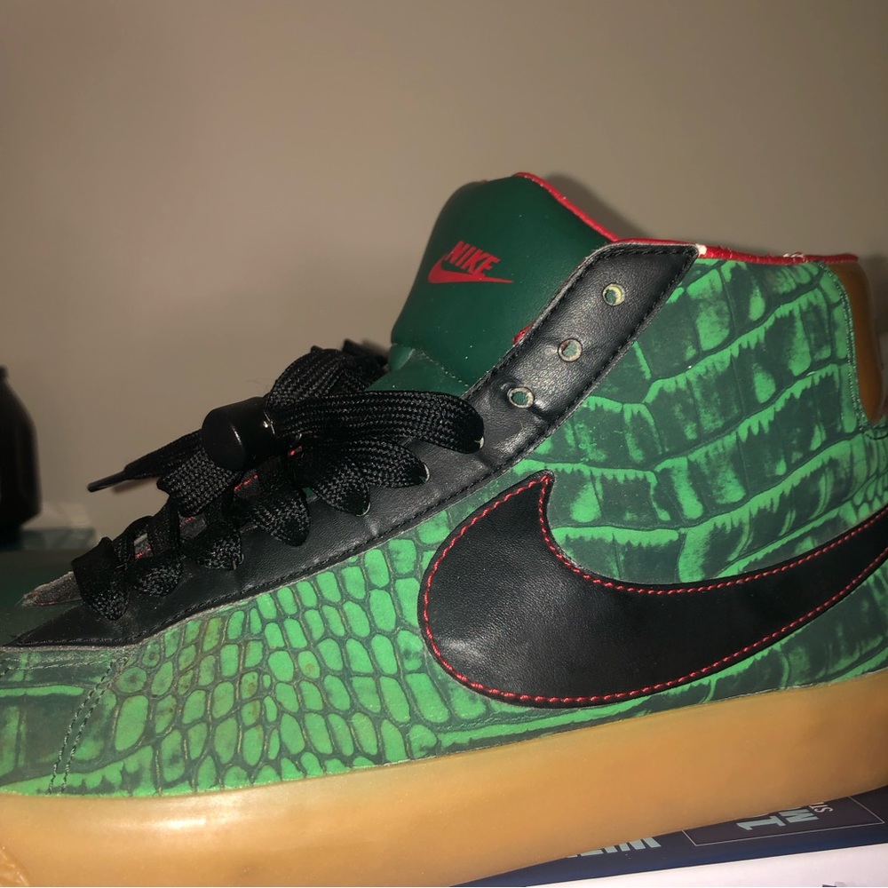 Men’s Nike size 10 worn once or twice sitting in the closet
